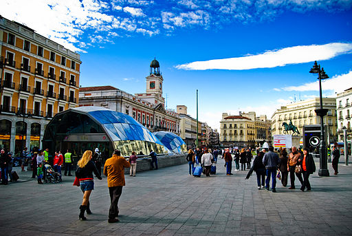 Many groups of people at the Puerta del Sol